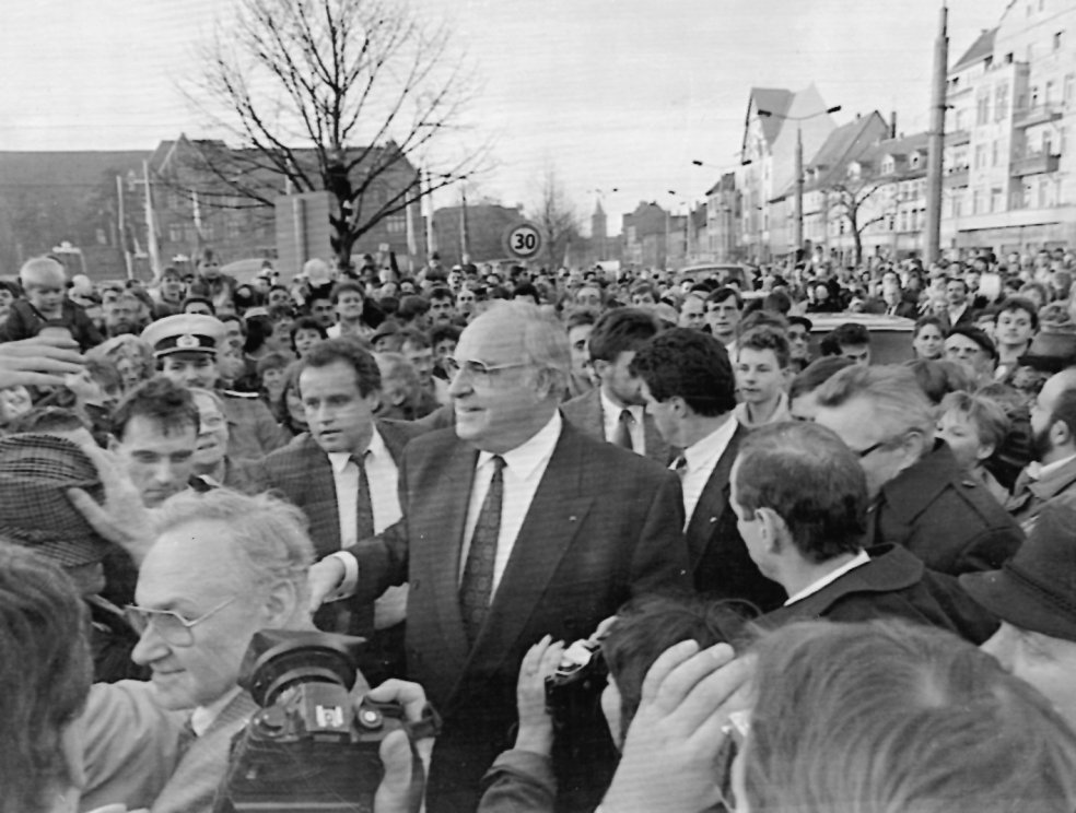 Erster Auftritt von Bundeskanzler Helmut Kohl im Volkskammer-Wahlkampf auf dem Erfurter Domplatz, 20. Februar 1990