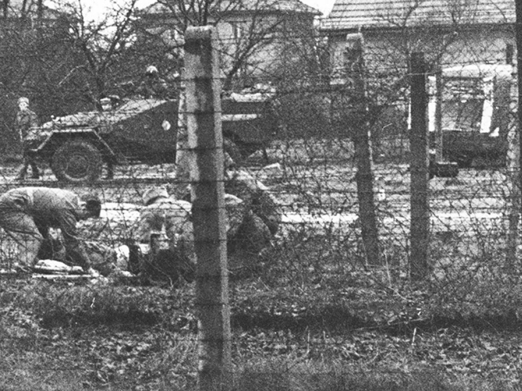 Willi Block, erschossen an der Berliner Mauer: DDR-Grenzsoldaten bergen den Getöteten, Aufnahme der West-Berliner Polizei; Aufnahme 7. Februar 1966 Willi Block, erschossen an der Berliner Mauer: DDR-Grenzsoldaten bergen den Getöteten, Aufnahme der West-Berliner Polizei; Aufnahme 7. Februar 1966