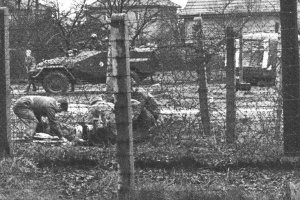 Willi Block, erschossen an der Berliner Mauer: DDR-Grenzsoldaten bergen den Getöteten, Aufnahme der West-Berliner Polizei; Aufnahme 7. Februar 1966