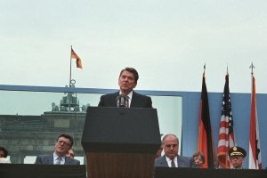 Ronald Reagan vor dem Brandenburger Tor, 12. Juni 1987