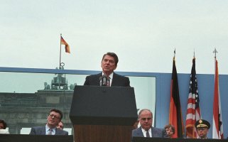 Ronald Reagan vor dem Brandenburger Tor, 12. Juni 1987