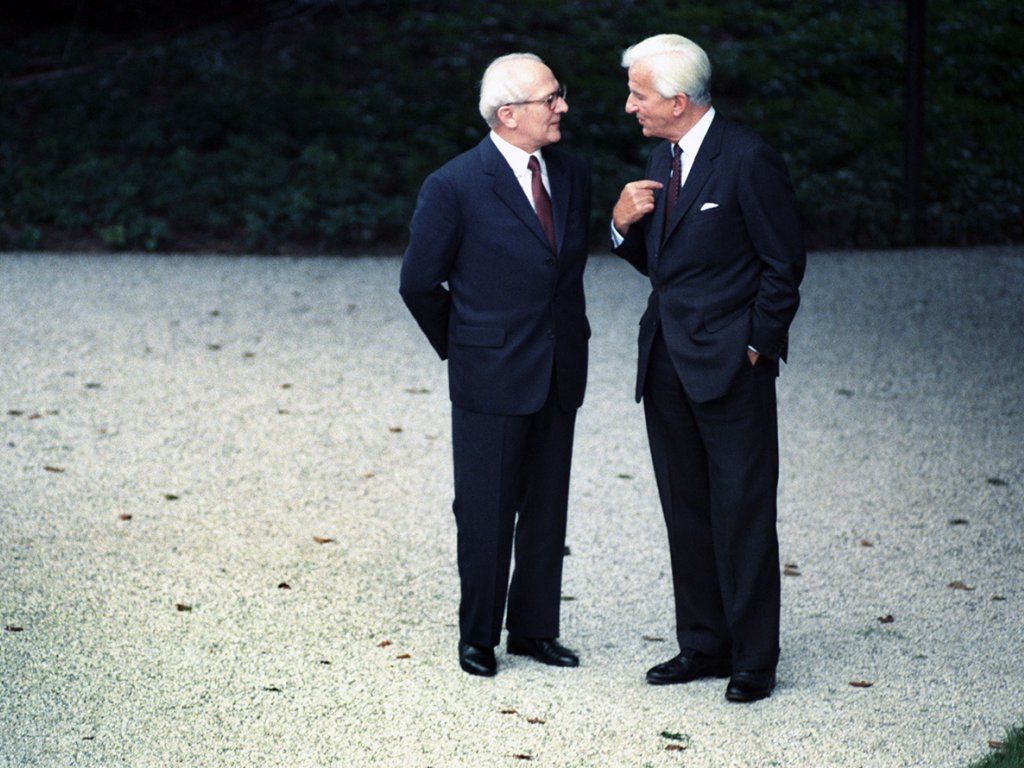 Erich Honecker im Gespräch mit Richard von Weizsäcker im Park der Villa Hammerschmidt, 1987 Erich Honecker im Gespräch mit Richard von Weizsäcker im Park der Villa Hammerschmidt, 1987