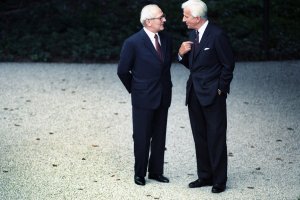 Erich Honecker im Gespräch mit Richard von Weizsäcker im Park der Villa Hammerschmidt, 1987