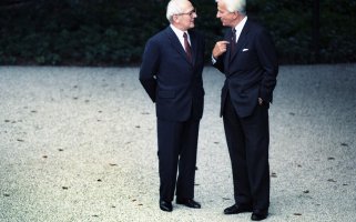 Erich Honecker im Gespräch mit Richard von Weizsäcker im Park der Villa Hammerschmidt, 1987