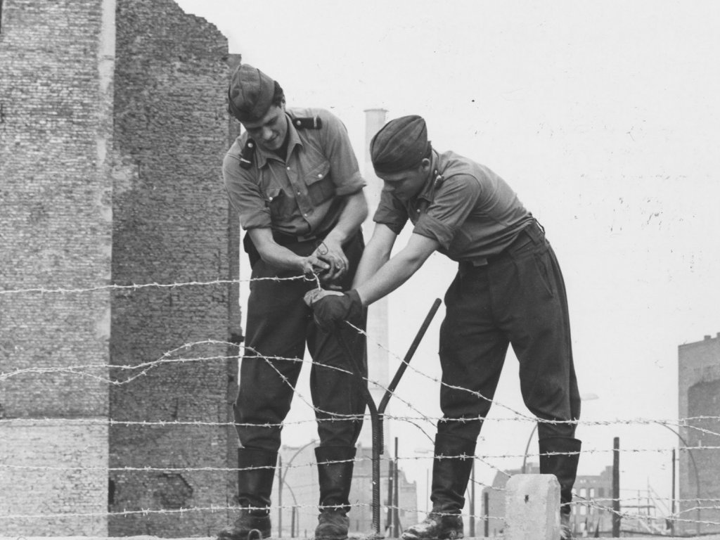 Stacheldraht wird auf der Mauer angebracht (Berlin-Kreuzberg, Prinzenstraße), Oktober 1961.