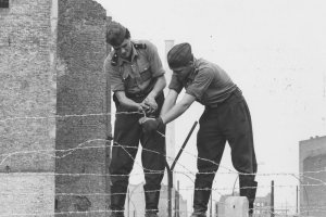 Stacheldraht wird auf der Mauer angebracht (Berlin-Kreuzberg, Prinzenstraße), Oktober 1961.