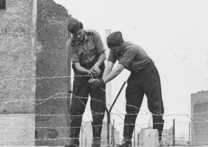 Stacheldraht wird auf der Mauer angebracht (Berlin-Kreuzberg, Prinzenstraße), Oktober 1961.