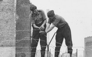 Stacheldraht wird auf der Mauer angebracht (Berlin-Kreuzberg, Prinzenstraße), Oktober 1961.