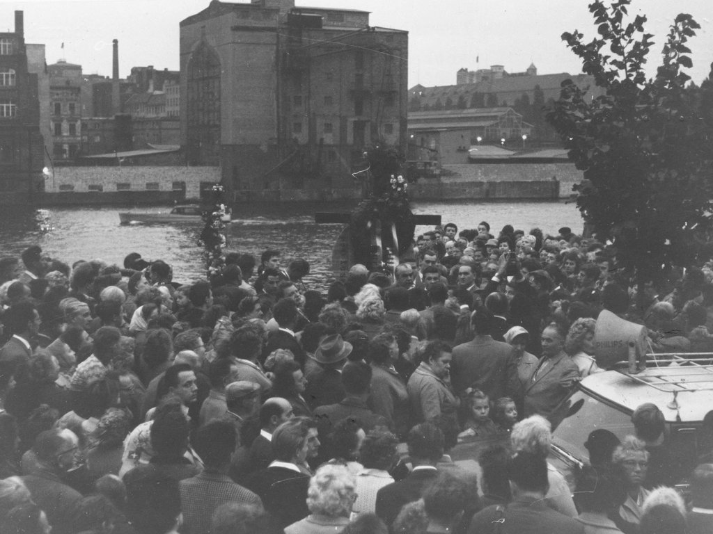 Trauerkundgebung für Udo Düllick an der Sektorengrenze in Berlin-Kreuzberg, Spreeufer, 7. Oktober 1961