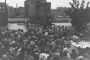 Trauerkundgebung für Udo Düllick an der Sektorengrenze in Berlin-Kreuzberg, Spreeufer, 7. Oktober 1961