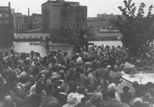 Trauerkundgebung für Udo Düllick an der Sektorengrenze in Berlin-Kreuzberg, Spreeufer, 7. Oktober 1961