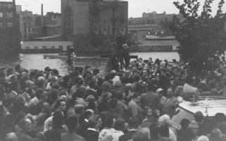 Trauerkundgebung für Udo Düllick an der Sektorengrenze in Berlin-Kreuzberg, Spreeufer, 7. Oktober 1961
