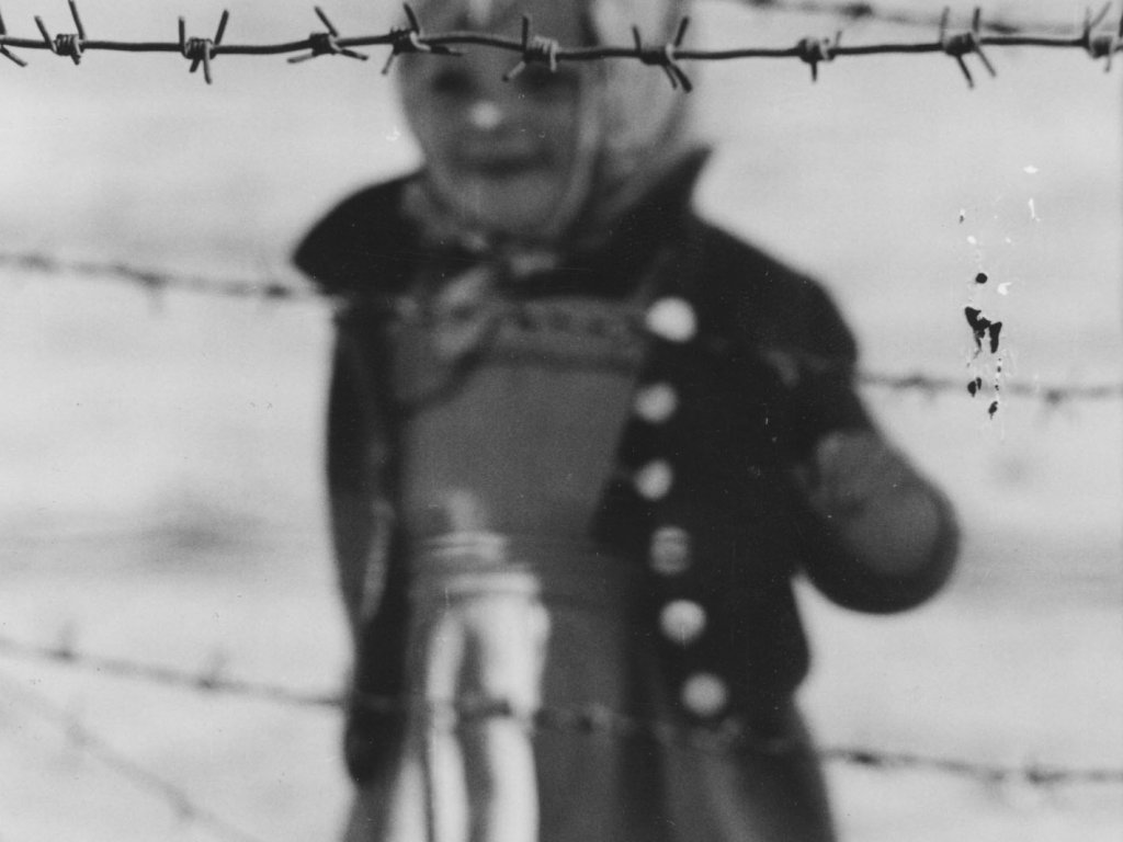 Ost-Berliner Kind hinter dem Stacheldraht; Aufnahme September 1961 Ost-Berliner Kind hinter dem Stacheldraht; Aufnahme September 1961