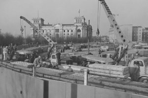 Verstärkung der Sperranlagen am Brandenburger Tor: Aus Betonplatten wird eine zwei Meter starke und zwei Meter hohe Mauer errichtet; Aufnahme 20. November 1961.