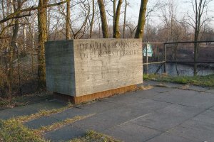 Gedenkstein für Roland Hoff in Berlin-Lichterfelde an dem Ufer, das er nicht erreichte. Im Westen blieb der Name des Getöteten lange Zeit unbekannt (Aufnahme 2004).