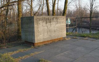 Gedenkstein für Roland Hoff in Berlin-Lichterfelde an dem Ufer, das er nicht erreichte. Im Westen blieb der Name des Getöteten lange Zeit unbekannt (Aufnahme 2004).