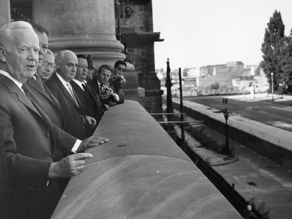 Bundespräsident Heinrich Lübke und der Regierende Bürgermeister von Berlin, Willy Brandt, blicken vom Reichstag aus auf die Sperranlagen an der Sektorengrenze, 30. August 1961.
