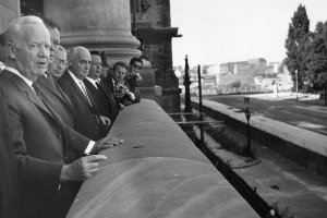 Bundespräsident Heinrich Lübke und der Regierende Bürgermeister von Berlin, Willy Brandt, blicken vom Reichstag aus auf die Sperranlagen an der Sektorengrenze, 30. August 1961.