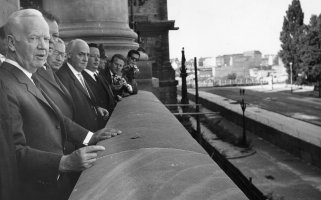 Bundespräsident Heinrich Lübke und der Regierende Bürgermeister von Berlin, Willy Brandt, blicken vom Reichstag aus auf die Sperranlagen an der Sektorengrenze, 30. August 1961.