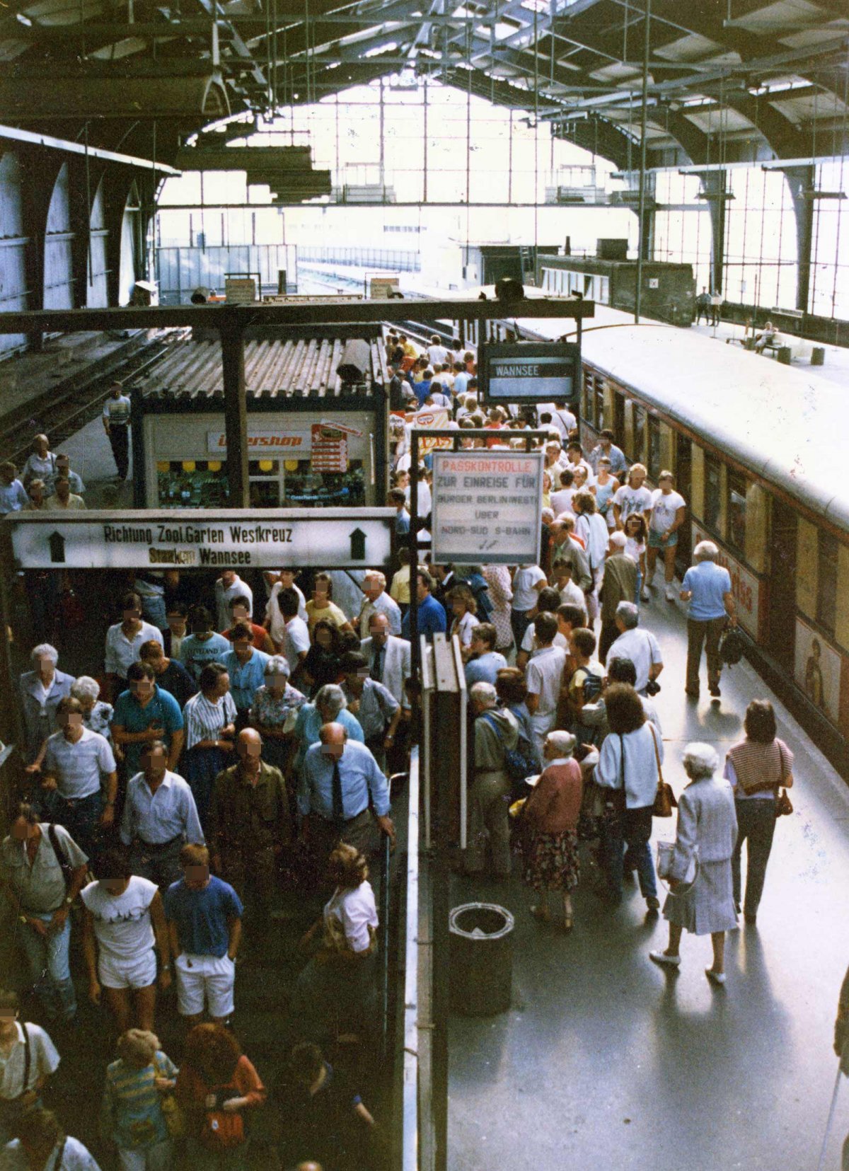 Intershop und S-Bahn-Zug in Richtung Wannsee (Grenzübergang Bahnhof Friedrichstraße)