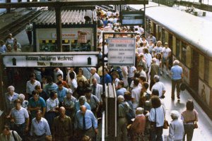 Intershop und S-Bahn-Zug in Richtung Wannsee (Grenzübergang Bahnhof Friedrichstraße)