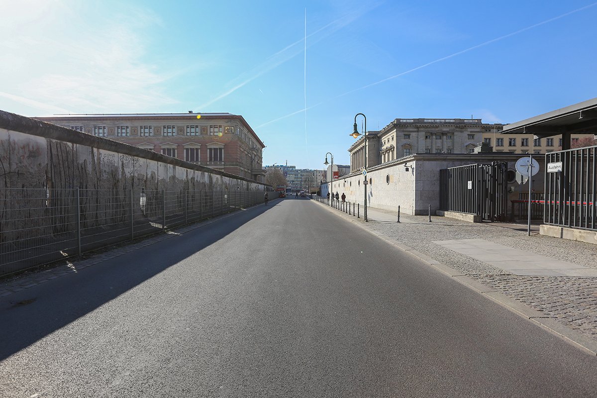 Gropiusbau und Preußischer Landtag (heute: Berliner Abgeordnetenhaus) Gropiusbau (links) und Preußischer Landtag (rechts, heute: Berliner Abgeordnetenhaus)