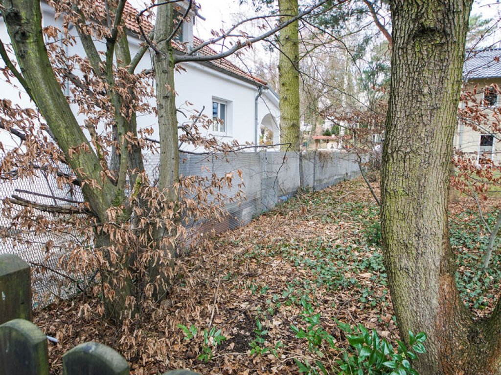 Streckmetallgitterzaun als Gartenzaun im "Entenschnabel" zwischen Berlin-Hermsdorf und Glienicke Nordbahn; Aufnahme 2015