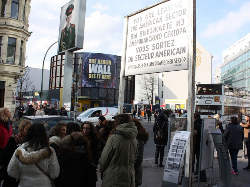 Touristenansturm am Checkpoint Charlie: die Kreuzung Friedrich-/Ecke Zimmerstraße; Aufnahme 2016