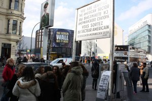 Touristenansturm am Checkpoint Charlie: die Kreuzung Friedrich-/Ecke Zimmerstraße; Aufnahme 2016