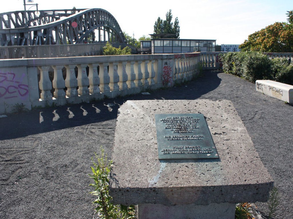 Gedenkstein zur Erinnerung an den Mauerfall an der Böse Brücke/Bornholmer Straße; Aufnahme 2016