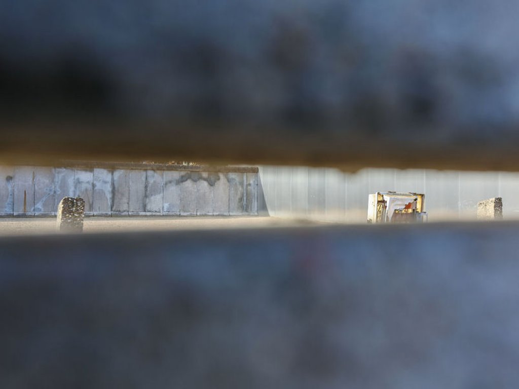 Blick durch die Sehschlitze der Hinterlandsicherungsmauer am Denkmal für die Opfer des Mauerbaus und der deutschen Teilung auf dem Gedenkstättenareal an der Bernauer/Ecke Ackerstraße; Aufnahme 2015