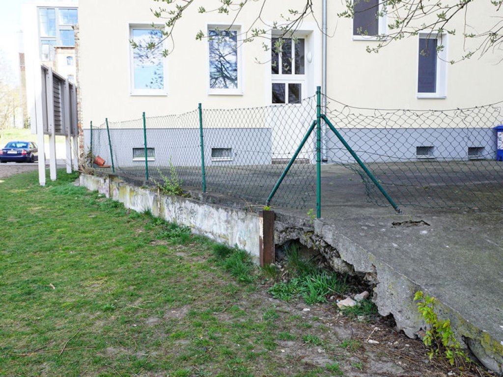 Reste der Hinterlandsicherungsmauer auf dem Gedenkstättenareal an der Bernauer/Ecke Strelitzer Straße; Aufnahme 2015