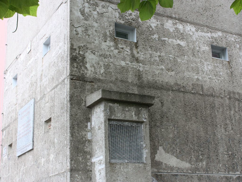 Führungstelle der DDR-Grenztruppen am Kieler Eck, nahe dem Invalidenfriedhof: Schießscharten; Aufnahme 2016