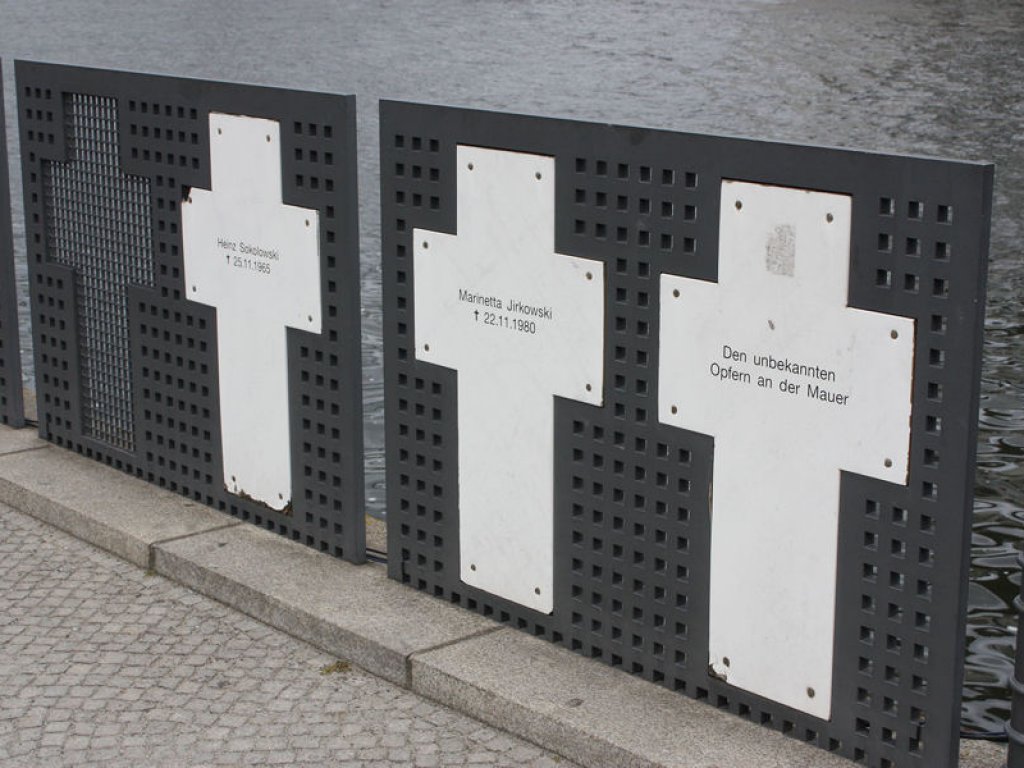Kreuze für die Todesopfer der Mauer am Reichstagsgebäude (2); Aufnahme 2016