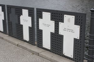 Kreuze für die Todesopfer der Mauer am Reichstagsgebäude (2); Aufnahme 2016