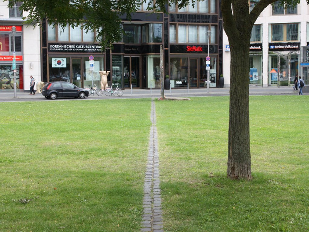 Markierung des Verlaufs der Hinterlandmauer am Potsdamer Platz; Aufnahme 2016