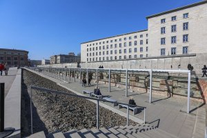 Mauer der 4. Generation ("Grenzmauer 75") zwischen Gropius Bau (West; links) und Preußischem Landtag/Haus der Ministerien (Ost; rechts) in der Niederkirchner Straße; Aufnahme 2015