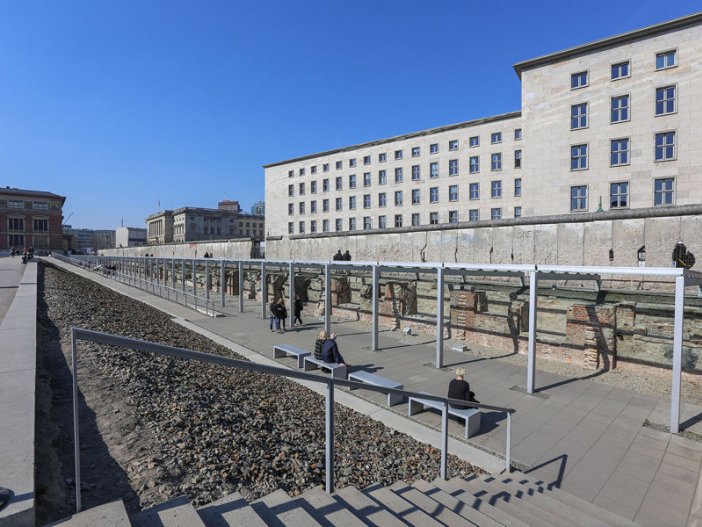 Mauer der 4. Generation ("Grenzmauer 75") zwischen Gropius Bau (West; links) und Preußischem Landtag/Haus der Ministerien (Ost; rechts) in der Niederkirchner Straße; Aufnahme 2015