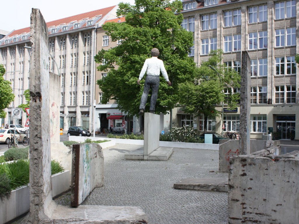 Skulpur "Balanceakt" von Stephan Balkenhol auf dem Vorplatz des Axel-Springer-Hauses (2); Aufnahme 2016 Skulpur "Balanceakt" von Stephan Balkenhol auf dem Vorplatz des Axel-Springer-Hauses (2); Aufnahme 2016