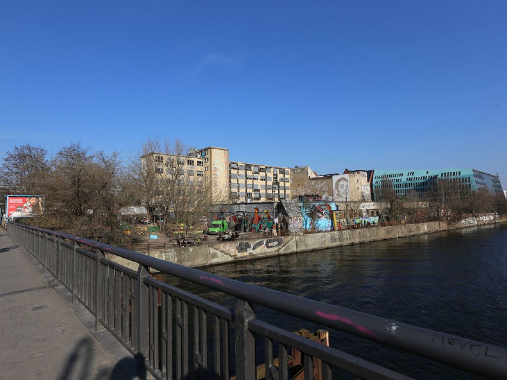 Blick von der Schillingbrücke auf den Yaam Club (zuvor: Maria) (1); Aufnahme 2015