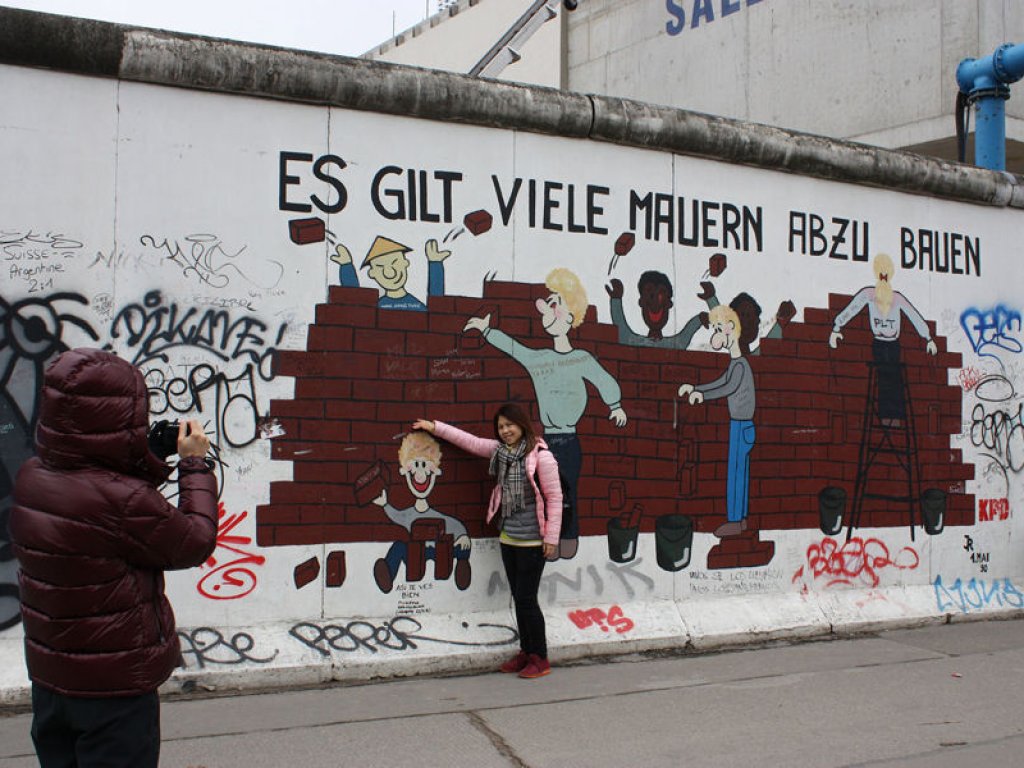 Denkmalgeschützte Hinterlandsicherungsmauer in der Mühlenstraße ("East Side Gallery"); Aufnahme 2016