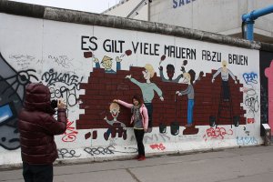 Denkmalgeschützte Hinterlandsicherungsmauer in der Mühlenstraße ("East Side Gallery"); Aufnahme 2016