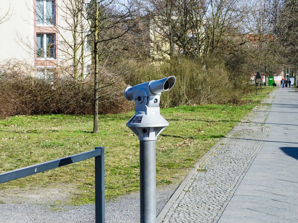 „Nähe und Distanz“ – Installation der Künstlerin Heike Ponwitz am ehemaligen Grenzübergang Sonnenallee (2); Aufnahme 2015
