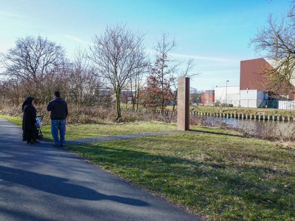 Gedenksäule für Chris Gueffroy, der bei einem Fluchtversuch am 5. Februar 1989 am Britzer Zweigkanal in Berlin-Treptow erschossen wurde (1); Aufnahme 2015