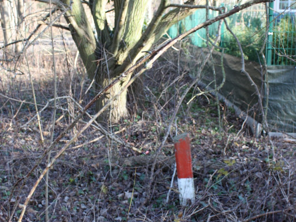 Pfostenmarkierung (Sperr-Hinweis) der DDR-Grenztruppen zur Hinterlandsicherung zwischen Mahlow-Waldblick und Berlin-Lichtenrade; Aufnahme 2015
