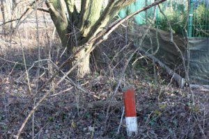 Pfostenmarkierung (Sperr-Hinweis) der DDR-Grenztruppen zur Hinterlandsicherung zwischen Mahlow-Waldblick und Berlin-Lichtenrade; Aufnahme 2015