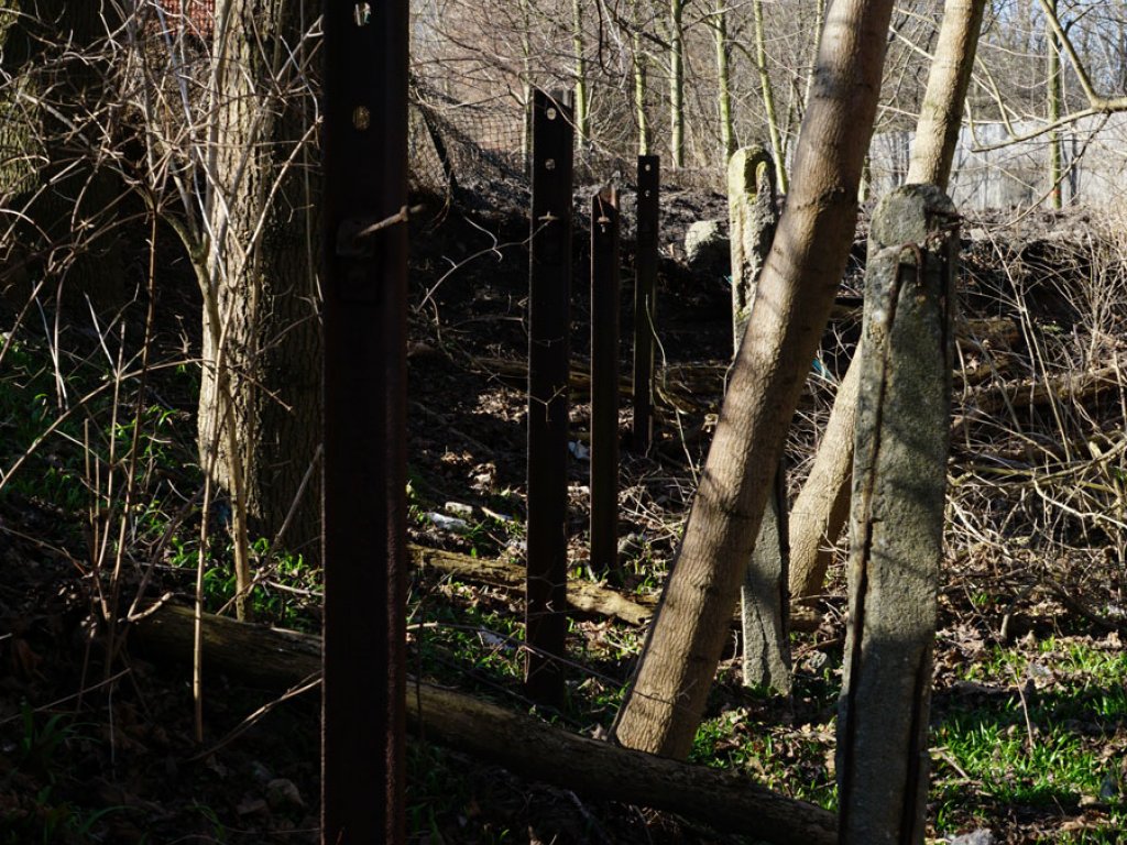 Beton- und Eisenpfosten des Hinterlandsicherungssystems der DDR-Grenzanlagen zwischen Teltow-Seehof und Berlin-Lichterfelde (2); Aufnahme 2015