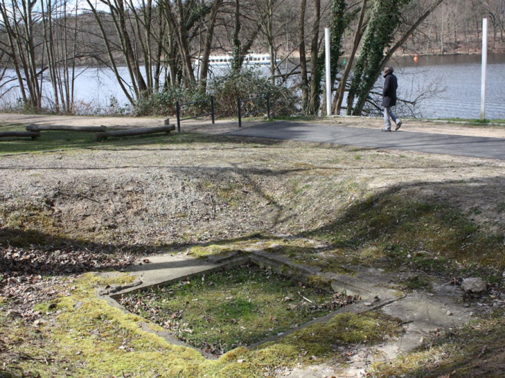 Fundament eines Beobachtungsturms der DDR-Grenztruppen am Griebnitzsee in Potsdam-Babelsberg; Aufnahme 2015