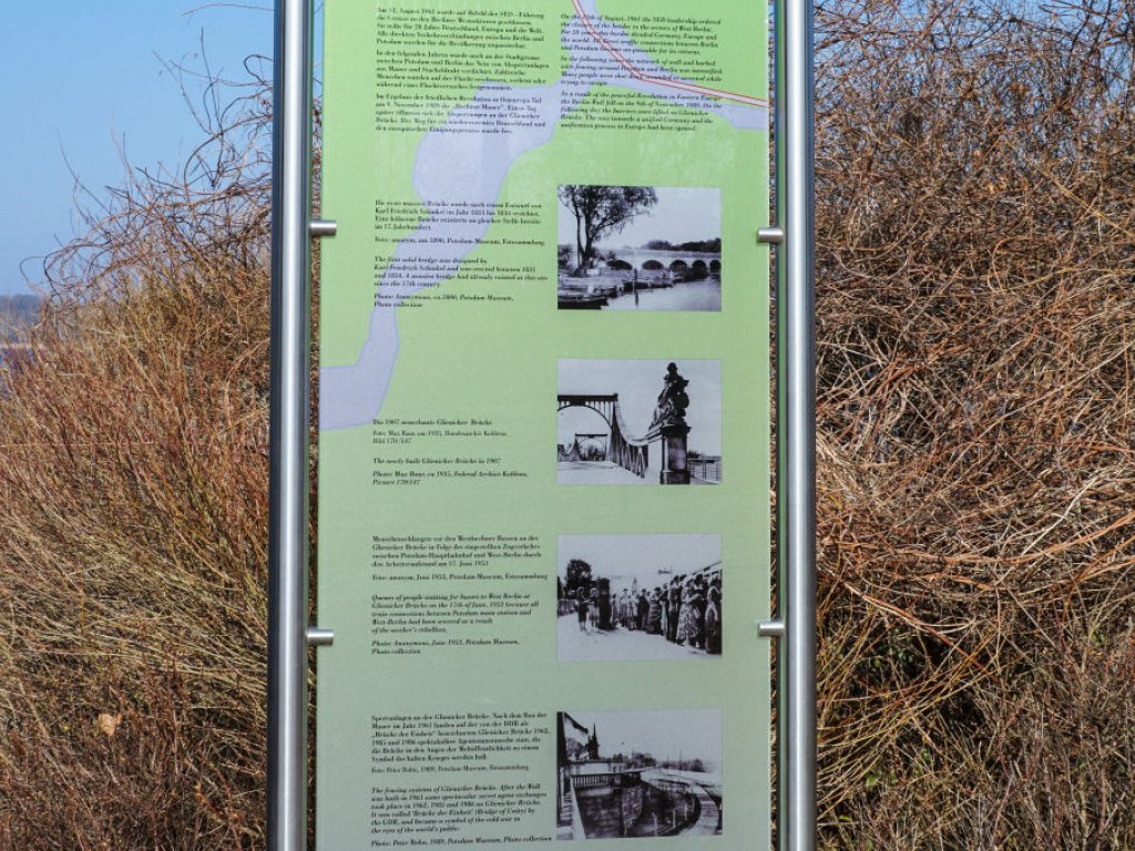 Informationstafel zur Geschichte der Glienicker Brücke („Brücke der Einheit“) auf der Potsdamer Seite; Aufnahme 2015