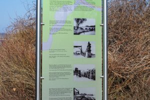 Informationstafel zur Geschichte der Glienicker Brücke („Brücke der Einheit“) auf der Potsdamer Seite; Aufnahme 2015